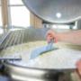 Verarbeiten der Milch in der Alpkäserei Steingletscher