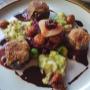 Medaillons vom Rehrücken unter der Nusskruste
mit gefüllten Serviettenknödel, Herbstgemüse und
und Preiselbeersauce