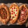 Unsere Pizzen werden sorgfältig mit den frischesten und authentischsten Zutaten zubereitet. Jeder Bissen ist ein Geschmackserlebnis, von der ersten bis zur letzten knusprigen Kruste. Die Kombination aus unserem knusprigen Teig, der perfekt gewürzten Tomatensauce und hochwertigem Käse macht unsere Pizzen unvergesslich.
