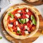 Unsere Pizzen werden sorgfältig mit den frischesten und authentischsten Zutaten zubereitet. Jeder Bissen ist ein Geschmackserlebnis, von der ersten bis zur letzten knusprigen Kruste. Die Kombination aus unserem knusprigen Teig, der perfekt gewürzten Tomatensauce und hochwertigem Käse macht unsere Pizzen unvergesslich.
