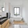 BADEZIMMER
Das Badezimmer ist weit mehr als nur ein funktionaler Raum. Es ist ein Ort der Entspannung, ein privates Refugium, in dem man sich zurückziehen und neue Energie tanken kann. Ein gut gestaltetes Badezimmer kombiniert Ästhetik mit Funktionalität und schafft so eine harmonische Atmosphäre. Egal, ob Sie von einer luxuriösen Wellness-Oase träumen oder ein kompaktes, aber stilvolles Bad wünschen, wir sind Ihre Experten für Badezimmergestaltung und -installation. Mit Sorgfalt, Fachwissen und dem Blick fürs Detail verwandeln wir Ihren Raum in ein Badezimmer, das genau Ihren Vorstellungen entspricht.
