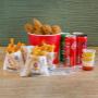 Ein leckerer Bucket voll Hähnchen, der mit einer knusprigen und würzigen Basler Gewürzmischung mariniert und frittiert wurde und als leckeres Fast Food serviert wird.