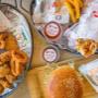 Eine Auswahl an Fast Food-Gerichten, die schnell und einfach zubereitet werden und die perfekt für eine Mittagspause oder ein schnelles Abendessen sind.