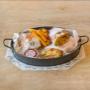Eine Schüssel Pommes Frites, die aus frischen Kartoffeln und köstlichen Gewürzen zubereitet wird und die den perfekten Begleiter zu jedem Gericht bildet.