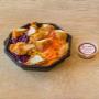 Ein knuspriges, goldbraunes Hähnchen, das in einer würzigen Basler Gewürzmischung mariniert und frittiert wurde. Serviert mit frischem Salat und saftigen Burgerbrötchen.