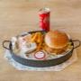 Ein saftiger Burger, der mit einer Auswahl an Gemüse und Käse belegt ist und zwischen zwei knusprigen Brötchenhälften serviert wird.