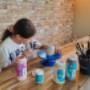 L'Atelier TeaCup propose des ateliers de peinture sur céramique. Disponible pour les enfants et les adultes.