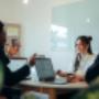 Patrick Kibwe, directeur d’Anorac Studio, en séance de travail avec deux membres de l’équipe dans les bureaux de l’agence de communication à Fribourg