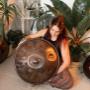 Mit kraftvollem und tiefen Klang stehen die Magical Handpans für Sinnlichkeit. Sie implizieren in ihrer Form und ihren feinen Schwingungen symbolisch das Feminine. Ihr magisches Klangfeld zeichnet sich durch sehr stabile Töne aus.

Du kannst die Magical Handpan im Handpan Showroom Kanton Zug - Schweiz ausprobieren und kaufen oder bei www.Handpan.World online bestellen.