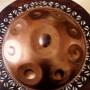 Die Svaraa Handpan erzeugt einen unglaublichen Reichtum an Obertönen und lässt das gesamte Instrument singen.
Erfahre innere Ruhe und Gelassenheit mit der melodiösen und faszinierenden Svaraa Handpan. Dieses wunderbare Instrument, welches von Fachleuten hergestellt und entwickelt wird, besitzt eine hohe Resonanz, die es schafft, Musik zum Leben zu erwecken.
 
Du kannst die Svaraa Handpan im Handpan Showroom Kanton Zug - Schweiz ausprobieren und kaufen oder bei www.Handpan.World online bestellen.