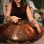 Die Aelo Handpan zeichnet sich durch einen warmen und langanhaltenden Klang aus. Auf Grund des perfekt ausbalanzierten Nachklangs und der ausgewogenen Schwingungsentwicklung, ist die Aelo Handpan die perfekte Kombination aus Percussion- und Melodieinstrument. Bereits bei leichter Berührung entstehen feine und ausgeprägte Klänge. Dies sorgt für eine ausdrucksstarke und detailreiche Klang-Performance.