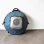 Die Handpan Rucksacktasche von Kita ist aus einem 3cm dicken Schaumstoff gefertigt, der weich und schützend Deine Handpan sicher einbettet. Die äußere Schicht besteht aus einem wasserdichten und strapazierfähigen Stoff, der es auch abkann, wenn Du ihn mal gröber über den Boden schleifst. An der Voderseite des Softcases ist eine zusätzliche Tasche angebracht, welche mit dem  Kita Pantam - Logo aus künstlerischem Bild und Name verziert ist. Diese bietet ausreichend Stauraum für zum Beispiel Dein Pflege-, Spiel-, oder Aufnahme Equipment.