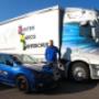 Fahrlehrer Marco Kuster mit Fahrschulauto und modernem LKW der KMFahrschule. Ausbildung und Fahrstunden für Kategorie B (Auto) und Kategorie C (Lastwagen) in der Region Turbenthal / Winterthur. Praxisnahe Vorbereitung auf Beruf und Führerprüfung mit re