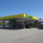 AGROLA Tankstelle in Schötz mit TopShop dahinter rechts ein Zelt mit Aussensitzplätzen