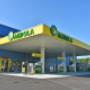AGROLA Tankstelle mit LAVEBA Shop in Bazenheid; blaues Gebäude hinter Tankstelle, drei Tanksäulen, roter Schriftzug "shop" über Türe