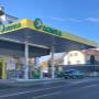 AGROLA Tankstelle - Vordergrund Strasse. Überdacht mit Tanksäule, links TopShop Eingang

Station-service d'Echallens