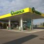 AGROLA Tankstelle in Payerne; mit TopShop; Schatten auf Platz im Vordergrund; Tankstelle üebrdacht; mehrere Tanksäulen