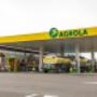 AGROLA Tankstelle in Höri, Zürich. Mit TopShop. Überdacht. AGROLA Lastwagen bei Tankstelle. Strassenmarkierung Pfeilspitze in rechter unterer Ecke