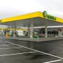 AGROLA Tankstelle in Zofingen mit TopShop; selfwash Anlage im Hintergrund; regnerische Aufnahme; Parkplatzmarkierungen im Vordergrund