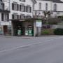 AGROLA Tankstelle in Ebnat-Kappel. Zwei Tanksäulen unter kleinem Unterstand. Im Hintergrund mehrere Gebäude und Spielplatz.