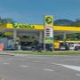 AGROLA Tankstelle mit LAVEBA Shop; auf Totem AGROLA Logo, Shop, E-mob Zeichen, Schnell-Ladestation und Car Wash in Neuhaus