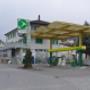 AGROLA Tankstelle in Kaltbrunn; geschwungen Überdachung. Zwei Tanksäulen. In Kurve gelegen. Rechts Erdsäcke.