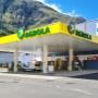 AGROLA Tankstelle in Eyholz mit TopShop und Landi Laden, im Hintergrund Landi Gebäude, Tankstelle überdacht, mehrere Tanksäulen, Berg im Hintergrund
