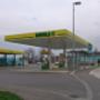 AGROLA Tankstelle in Goldach. Freistehende überdachte Tankstelle mit zwei Säulen. Links selfwash Autowaschanlage. Rechts im Hintergrund Totem und LANDI Gebäude in Türkis