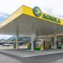 AGROLA Tankstelle in Gwatt (Thun), grosse Überdachung mit TopShop, mehrere Tanksäulen