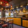 Kebab Square in Basel ist ein lebhaftes, orientalisches Restaurant, das leckere, schmackhafte Gerichte aus der Türkei, dem Nahen Osten und ähnlichen Regionen serviert. Die Inneneinrichtung ist modern und einladend. Die Wände sind mit attraktiven Wandteppichen und Requisiten aus dem Nahen Osten dekoriert. Der Raum ist geräumig, mit bequemen Sitzgelegenheiten, einem hellen Kronleuchter und einer Bar mit einer Auswahl an Getränken. Der Service ist schnell und freundlich. Der Kebab-Teller ist köstlich und kommt in einer Vielzahl von Variationen. Zu jeder Mahlzeit gibt es frische Salate und Saucen. Ein Besuch in Kebab Square in Basel ist eine lohnende Erfahrung, die Sie nicht so schnell
