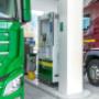 Mit der Inbetriebnahme des Energie-Hub für LKW in Schötz trifft die LANDI Luzern-West die Bedürfnisse der ansässigen Logistikunternehmen. Nahaufnahme der Wasserstoff-Tanksäule für 2 LKW. Links ein TRAVECO LKW, rechts ein Galliker LKW. © Marion Nitsch/Luna