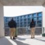 Swiss All Security Sicherheitspersonal führt in einer Tiefgarage patrouillierend regelmässige Kontrollgänge durch, um Fahrzeuge und Eigentum vor Diebstahl und Vandalismus zu schützen.