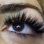 Wimpernverlängerung: Betonen Sie Ihre Augen mit einer Wimpernverlängerung, die Natürlichkeit und Eleganz vereint.
