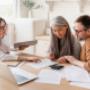 Immobilienverwaltung
Als erfahrenes und professionelles Immobilienverwaltungsunternehmen ist es unser Ziel, unseren Kunden die bestmögliche Betreuung in allen Bereichen der Immobilienverwaltung zu bieten. Wir verstehen uns als kompetente Ansprechpartner für Eigentümer von Wohn- und Gewerbeimmobilien und setzen uns mit viel Engagement dafür ein, die Interessen unserer Kunden optimal zu vertreten. Wir kümmern uns um sämtliche administrativen Aufgaben, von der monatlichen Erstellung der Nebenkostenabrechnungen über die Organisation und Durchführung von Wohnungsabnahmen und -übergaben bis hin zur Verwaltung der Mietverträge. Dabei haben wir stets den Überblick über alle Vertrags- und Zahlungsmodalitäten und sorgen somit für eine reibungslose Abwicklung.

Ein weiterer wichtiger Aspekt unserer Tätigkeit ist der direkte Kontakt zu den Mietern. Wir stehen Ihnen als Ansprechpartner bei allen Anliegen und Fragen zur Verfügung und geben unser Bestes, um eine konstruktive und vertrauensvolle Kommunikation zwischen Vermieter und Mieter zu gewährleisten. Wir sind stets bemüht, die Anliegen unserer Mieter schnell und zuverlässig zu klären und Lösungen zu finden, die für alle Parteien zufriedenstellend sind. Nicht zuletzt sehen wir es als unsere Aufgabe, bei auftretenden Streitigkeiten unter den Mietern zu vermitteln und für eine schnelle Klärung der Situation zu sorgen. Wir setzen uns für eine faire und friedliche Lösung ein, die die Interessen beider Parteien berücksichtigt. Ein offenes Ohr haben wir für die Sorgen und Bedenken der Mieter und nehmen diese ernst. Wir sind bemüht, ihnen mögliche Ängste zu nehmen und ihnen ein sicheres und angenehmes Wohnumfeld zu bieten.
