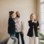 Beratung
Wir sehen uns als kompetente Berater, die unsere Kunden in allen Belangen rund um den Immobilienmarkt unterstützen. Unser Ziel ist es, unseren Kunden bei der Erreichung ihrer individuellen Ziele zu helfen und sie auf dem Weg zu einer erfolgreichen Immobilieninvestition zu begleiten.

Eine unserer Haupttätigkeiten als Immobilienmakler besteht darin, unseren Kunden bei der Berechnung der Rendite ihrer potenziellen Immobilieninvestitionen zu unterstützen. Hierbei analysieren wir verschiedene Faktoren wie den Kaufpreis, die Mietpotenziale, die Nebenkosten sowie die mögliche Wertentwicklung. Mit Hilfe dieser Informationen können wir Renditeberechnungen durchführen und unseren Kunden zeigen, ob die Investition für sie rentabel ist. Darüber hinaus stehen wir unseren Kunden bei allen Fragen rund um Immobilieninvestitionen zur Seite. Das können beispielsweise Fragen zur Finanzierung einer Immobilie oder zu steuerlichen Aspekten sein. Wir helfen unseren Kunden, die richtigen Entscheidungen zu treffen und unterstützen sie bei der Planung ihrer Investitionen.

Zusätzlich bieten wir unseren Kunden auch umfangreiche Bauberatung an. Wir stehen ihnen bei allen Fragen zum Thema Bau und Renovierung zur Seite und helfen ihnen, die bestmöglichen Entscheidungen zu treffen. Ob es um den Umbau einer bereits bestehenden Immobilie oder den Neubau eines Objekts geht, wir unterstützen unsere Kunden mit unserem Fachwissen und unserem Netzwerk von zuverlässigen Handwerkern und Architekten.