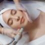 Ashai Kosmetik und Fabi's Hairstyling bieten ein umfassendes Schönheits- und Styling-Erlebnis unter einem Dach. In unserem Salon vereinen wir hochwertige Kosmetikbehandlungen mit professionellem Haarstyling, um Ihren individuellen Look perfekt zu machen. Von entspannenden Gesichtsbehandlungen und sorgfältigen Maniküren bis hin zu trendigen Frisuren, unser erfahrenes Team sorgt dafür, dass Sie sich von Kopf bis Fuß verwöhnt fühlen. Besuchen Sie uns für ein luxuriöses, ganzheitliches Schönheitserlebnis.