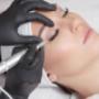 Ashai Kosmetik und Fabi's Hairstyling bieten ein umfassendes Schönheits- und Styling-Erlebnis unter einem Dach. In unserem Salon vereinen wir hochwertige Kosmetikbehandlungen mit professionellem Haarstyling, um Ihren individuellen Look perfekt zu machen. Von entspannenden Gesichtsbehandlungen und sorgfältigen Maniküren bis hin zu trendigen Frisuren, unser erfahrenes Team sorgt dafür, dass Sie sich von Kopf bis Fuß verwöhnt fühlen. Besuchen Sie uns für ein luxuriöses, ganzheitliches Schönheitserlebnis.