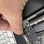 Das zu operierende Apple MacBook Pro - Touch ID mit Wasserschaden
