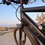 Vélo électrique Stromer brandé ClicZen au bord du lac Léman pour déplacements clients informatique Genève