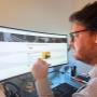 Consultant Cliczen analysant le site web cliczen.ch sur grand écran courbé à Genève