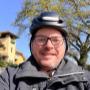 Technicien Cliczen en déplacement à vélo à Genève pour intervention informatique chez client