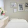 Modern eingerichteter Behandlungsraum für Physiotherapie und manuelle Therapie in Zollikerberg