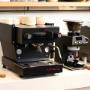 La Marzocco Linea Mini R Espressomaschine und La Marzocco Pico Grinder – erhältlich bei Brüh. Beide Geräte können bei uns getestet und gekauft werden. Wir beraten dich gerne persönlich, damit du die perfekte Ausstattung für deinen Kaffeegenuss fin