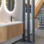 Design-Waschplatz mit freihängendem Waschtisch und mattschwarzen Armaturen – moderne Sanitärlösung für stilvolle Innenräume, ideal für Büros oder öffentliche Einrichtungen.