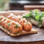 Lachspralinen auf Zedernholz im Big Green Egg