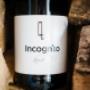 Incognito Blanc de Noirs aus Blaufränkisch-Trauben, Weisswein mit hellem Farbton, frischer Stilistik und feinfruchtigem Charakter. Aromen von Himbeere, weisser Maulbeere, Pfirsich und Kräutern. Am Gaumen frisch, mit lebendiger Textur, feiner Würze und