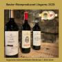 Drei Vesztergombi Weinflaschen: Bodzás Merlot, St. László Bikavér und Vintage stehen auf einem Fass im Keller.