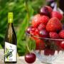 Pinot Noir Spätlese, rubinrot mit klarem Fruchtfokus. Mit Aromen von Erdbeere, Himbeere, Kirsche und roter Johannisbeere. Am Gaumen ausgewogen mit fruchtiger Süsse, dezenter Würze und feinem Tannin. Die elegante Struktur und der mittlere Körper machen