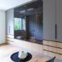 Einbauschrank mit vielfältigem Innenleben wird zum Kleiderschrank nach Mass - individuelle Gestaltung der Materialien, der Grösse und des Innenlebens.