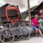 Mit dem Velo durch das Goms: Nichts leichter als das! Denn das Velowegnetz und das flache Hochtal sind für Fahrräder wie geschaffen. Respekt vor der Kombination von Bergen und Fahrrad? Keine Sorge, diesen Gedanken machen sich fast alle, wenn sie nicht g
